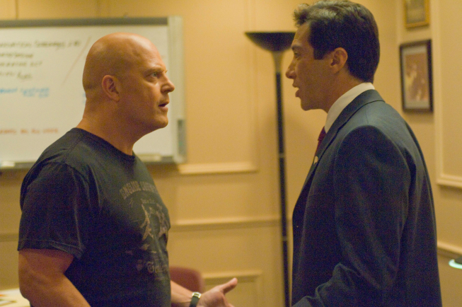 Still of Michael Chiklis and Benito Martinez in Skydas (2002)