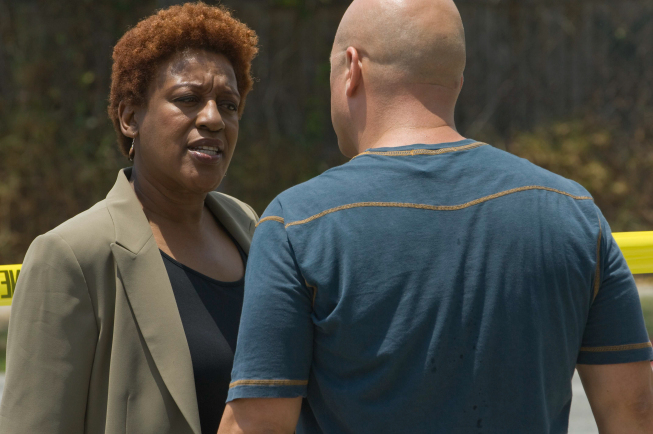 Still of CCH Pounder and Michael Chiklis in Skydas (2002)