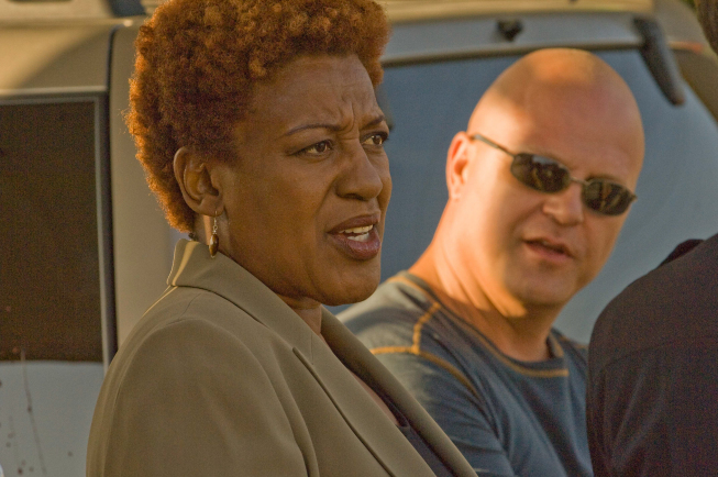 Still of CCH Pounder and Michael Chiklis in Skydas (2002)
