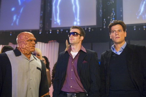 Still of Michael Chiklis, Chris Evans and Ioan Gruffudd in Fantastiskas ketvertas: sidabrinio banglentininko iskilimas (2007)