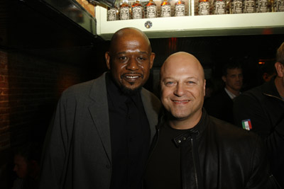 Forest Whitaker and Michael Chiklis at event of Skydas (2002)