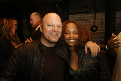 Michael Chiklis and Menyone DeVeaux at event of Skydas (2002)