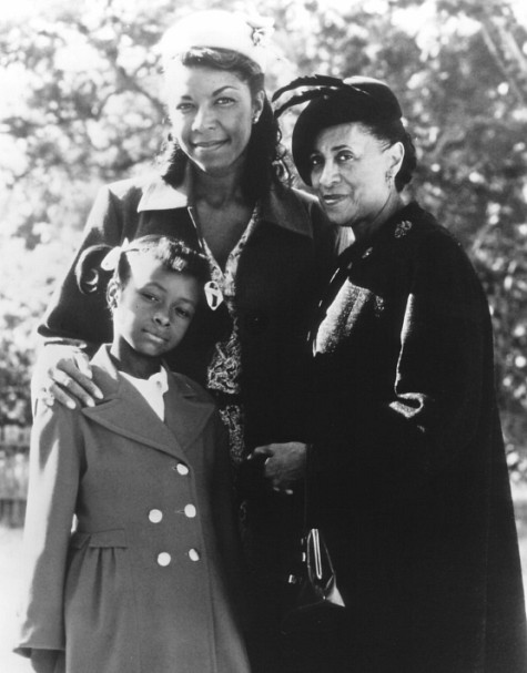 Natalie Cole, Marla Gibbs and Rae'Ven Larrymore Kelly in Lily in Winter (1994)