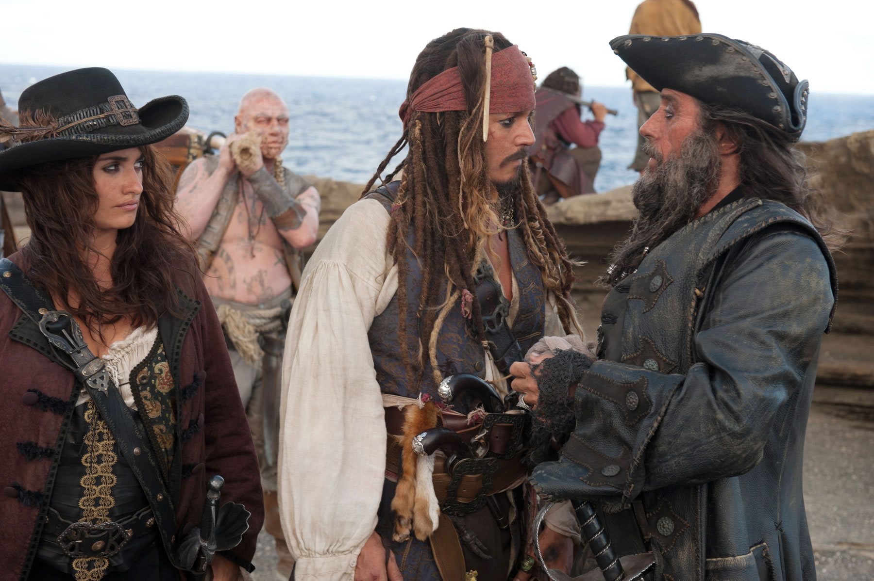 Still of Johnny Depp, Penélope Cruz and Ian McShane in Karibu piratai: ant keistu bangu (2011)