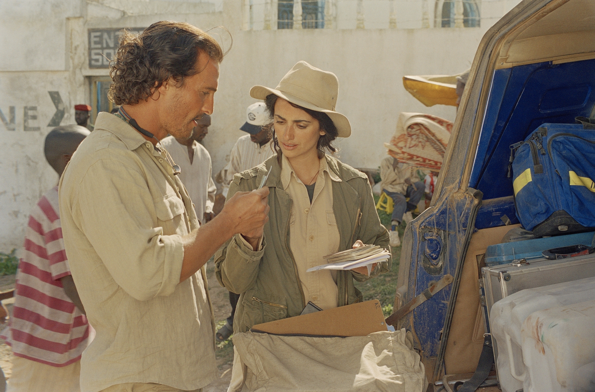 Still of Matthew McConaughey and Penélope Cruz in Sahara (2005)