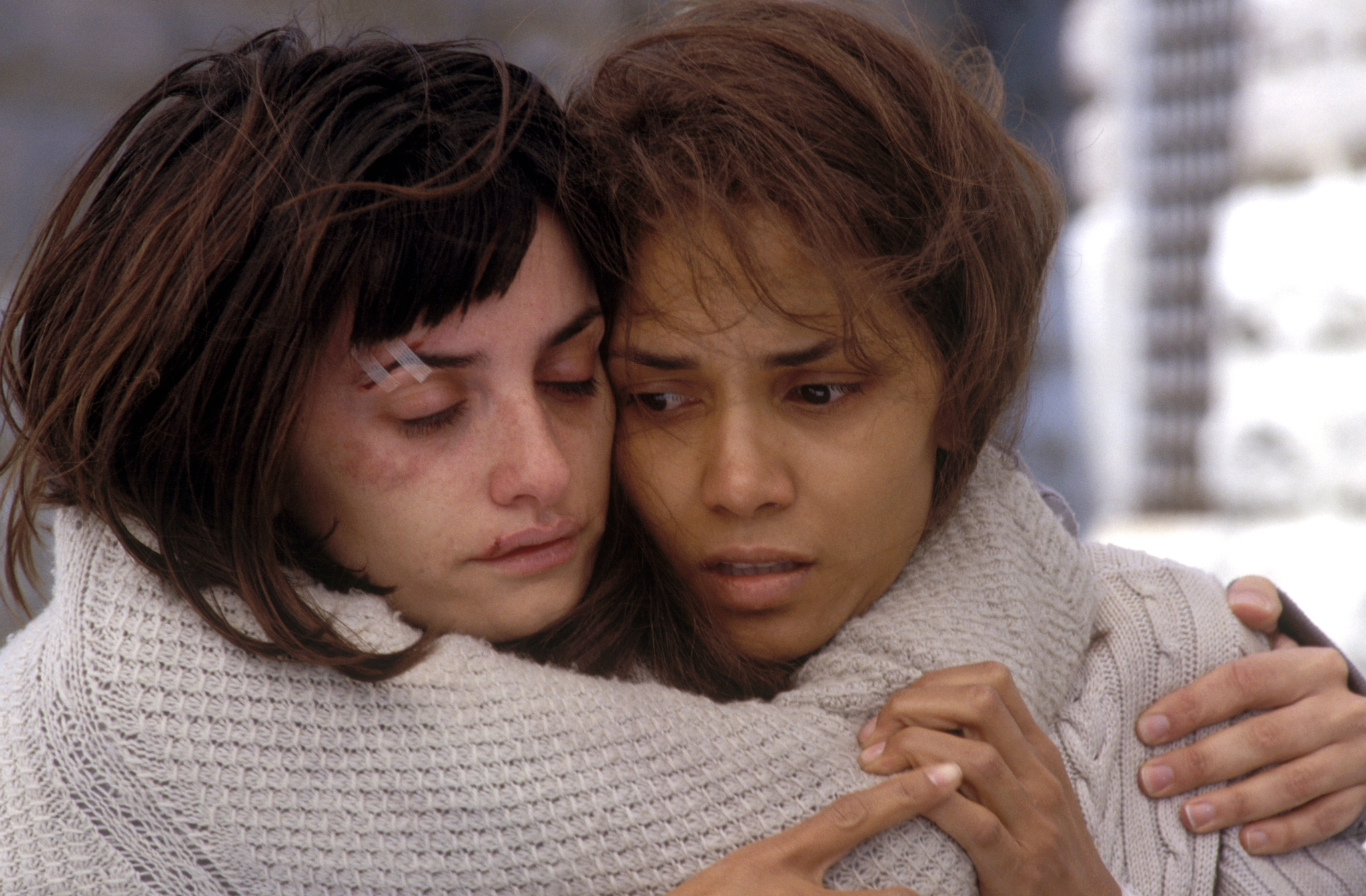 Still of Halle Berry and Penélope Cruz in Gothika (2003)