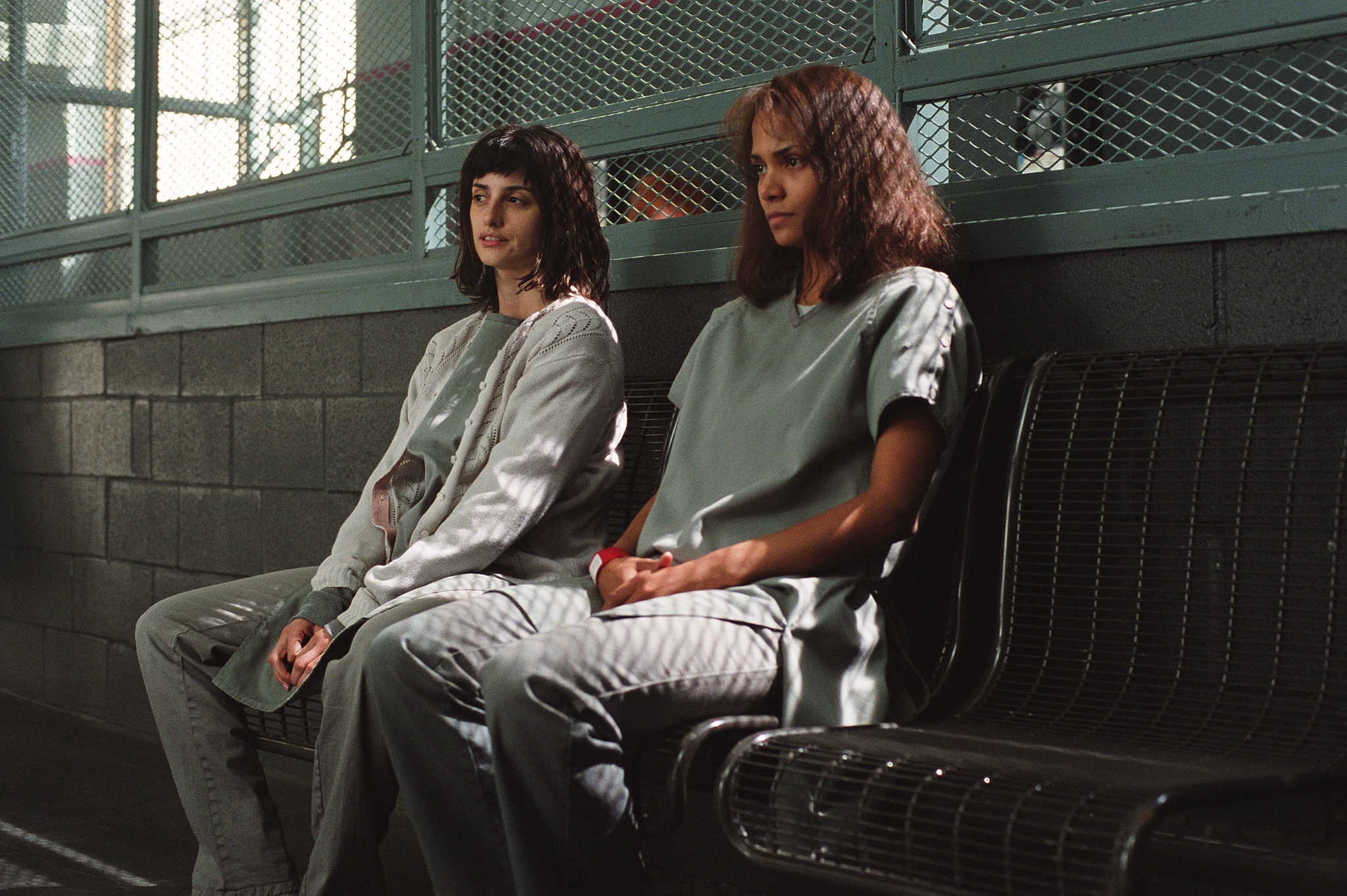 Still of Halle Berry and Penélope Cruz in Gothika (2003)