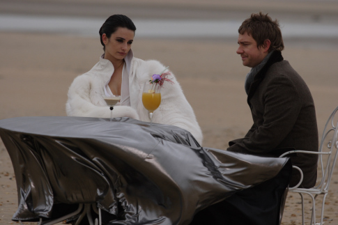 Still of Penélope Cruz and Martin Freeman in The Good Night (2007)