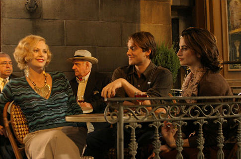 Still of Charlize Theron, Penélope Cruz and Stuart Townsend in Head in the Clouds (2004)