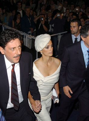 Penélope Cruz and Sergio Castellitto at event of Non ti muovere (2004)
