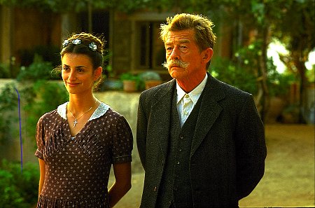 Still of John Hurt and Penélope Cruz in Captain Corelli's Mandolin (2001)