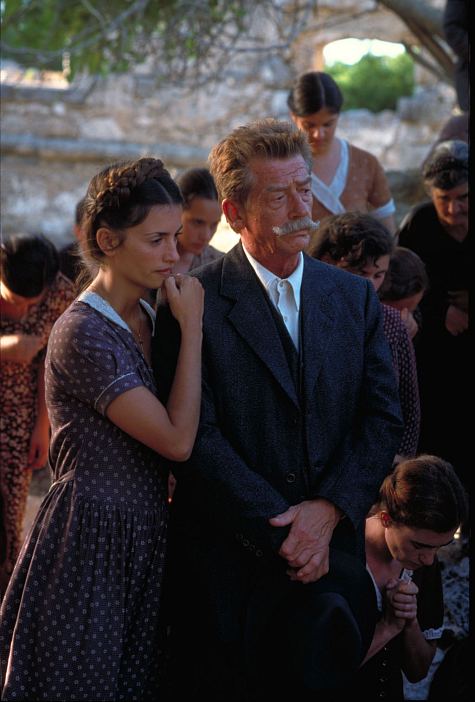 Still of John Hurt and Penélope Cruz in Captain Corelli's Mandolin (2001)