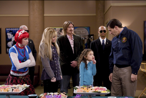 Still of Billy Ray Cyrus, Emily Osment, Miley Cyrus and Madison Pettis in Hannah Montana (2006)