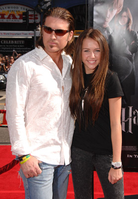 Billy Ray Cyrus and Miley Cyrus at event of Haris Poteris ir Fenikso brolija (2007)