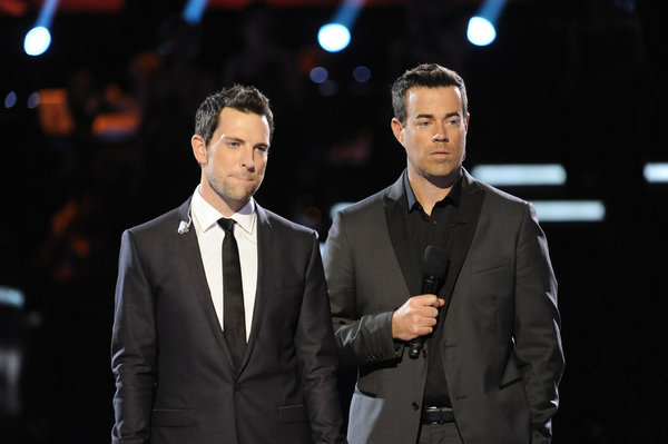 Still of Carson Daly and Chris Mann in The Voice (2011)