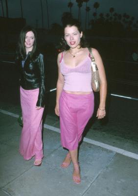 Rose McGowan and Amanda De Cadenet at event of Mascara (1999)