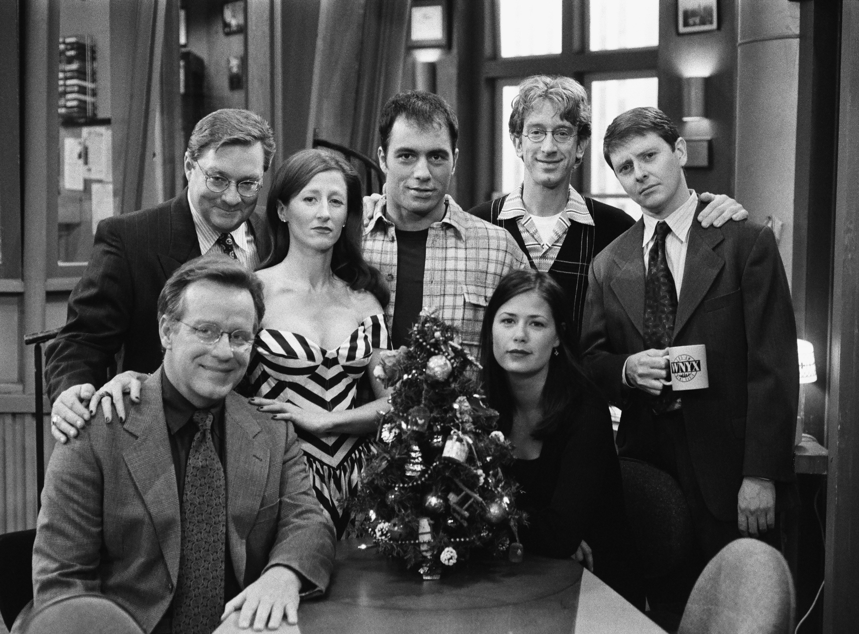 Still of Andy Dick, Dave Foley, Maura Tierney, Phil Hartman, Vicki Lewis, Joe Rogan and Stephen Root in NewsRadio (1995)