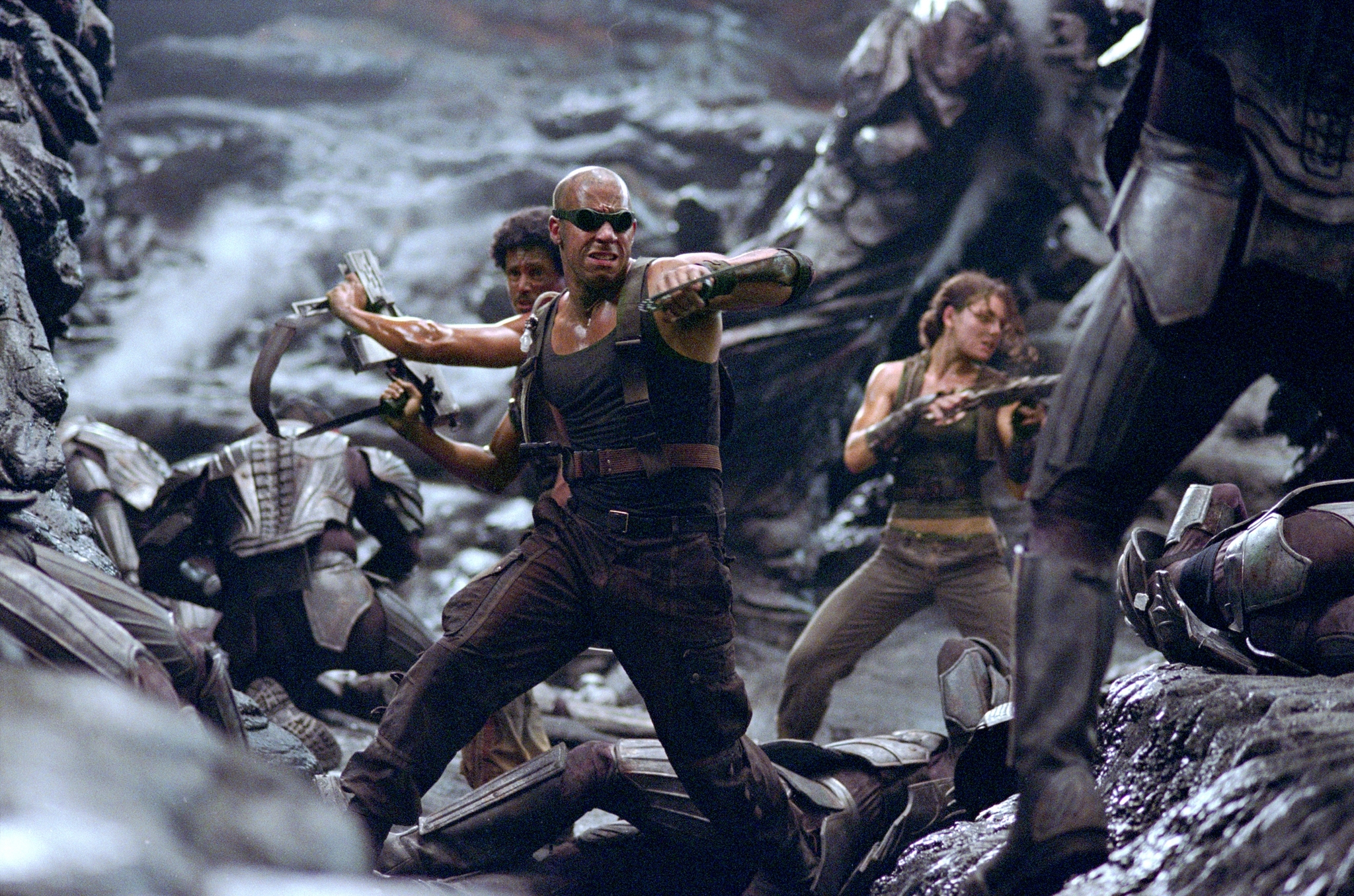 Still of Vin Diesel and Alexa Davalos in Rydiko kronikos (2004)