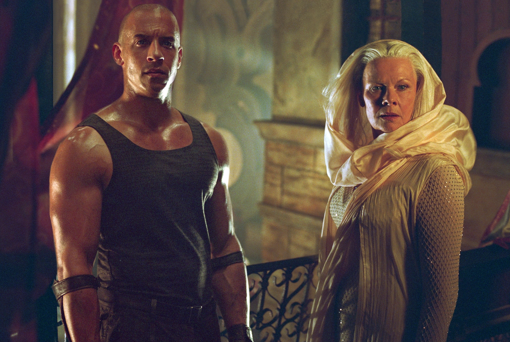 Still of Judi Dench and Vin Diesel in Rydiko kronikos (2004)