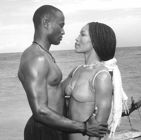 Still of Angela Bassett and Taye Diggs in How Stella Got Her Groove Back (1998)