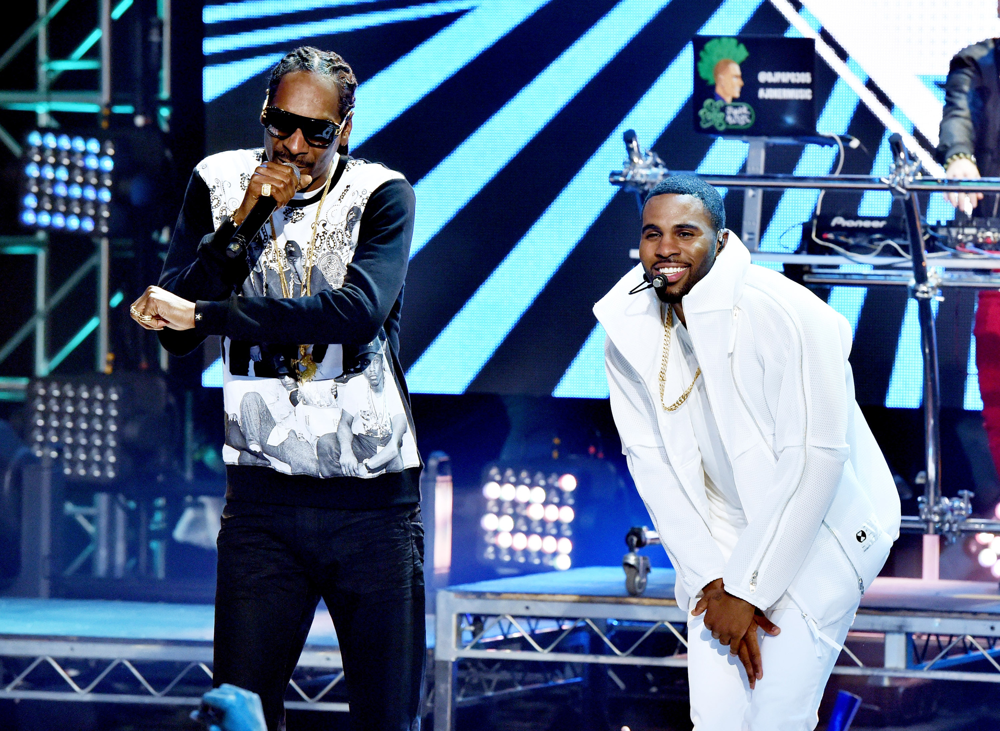 Snoop Dogg and Jason Derulo at event of Dick Clark's Primetime New Year's Rockin' Eve with Ryan Seacrest 2015 (2014)