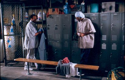 Still of Snoop Dogg and Dr. Dre in The Wash (2001)