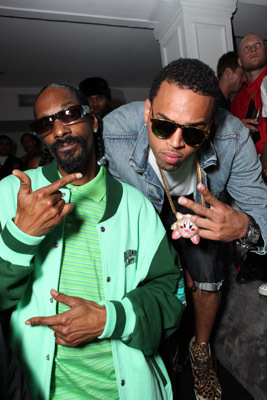 Snoop Dogg and Chris Brown at event of Takers (2010)