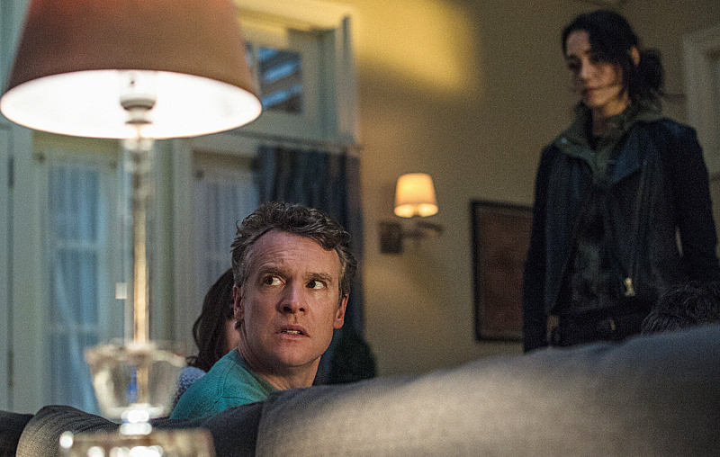 Still of Sandrine Holt and Tate Donovan in Hostages (2013)
