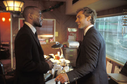 Still of Jude Law and Omar Epps in Alfie (2004)