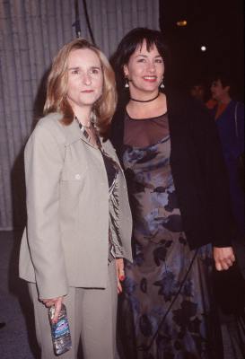 Julie Cypher and Melissa Etheridge at event of Six Days Seven Nights (1998)