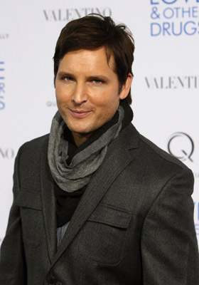 Peter Facinelli at event of Meile ir kiti narkotikai (2010)