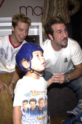 Lance Bass and Joey Fatone at event of On the Line (2001)