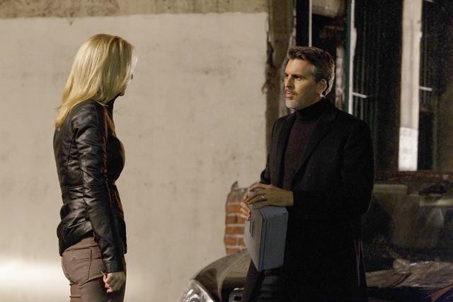 Still of Oded Fehr and Elizabeth Mitchell in V (2009)