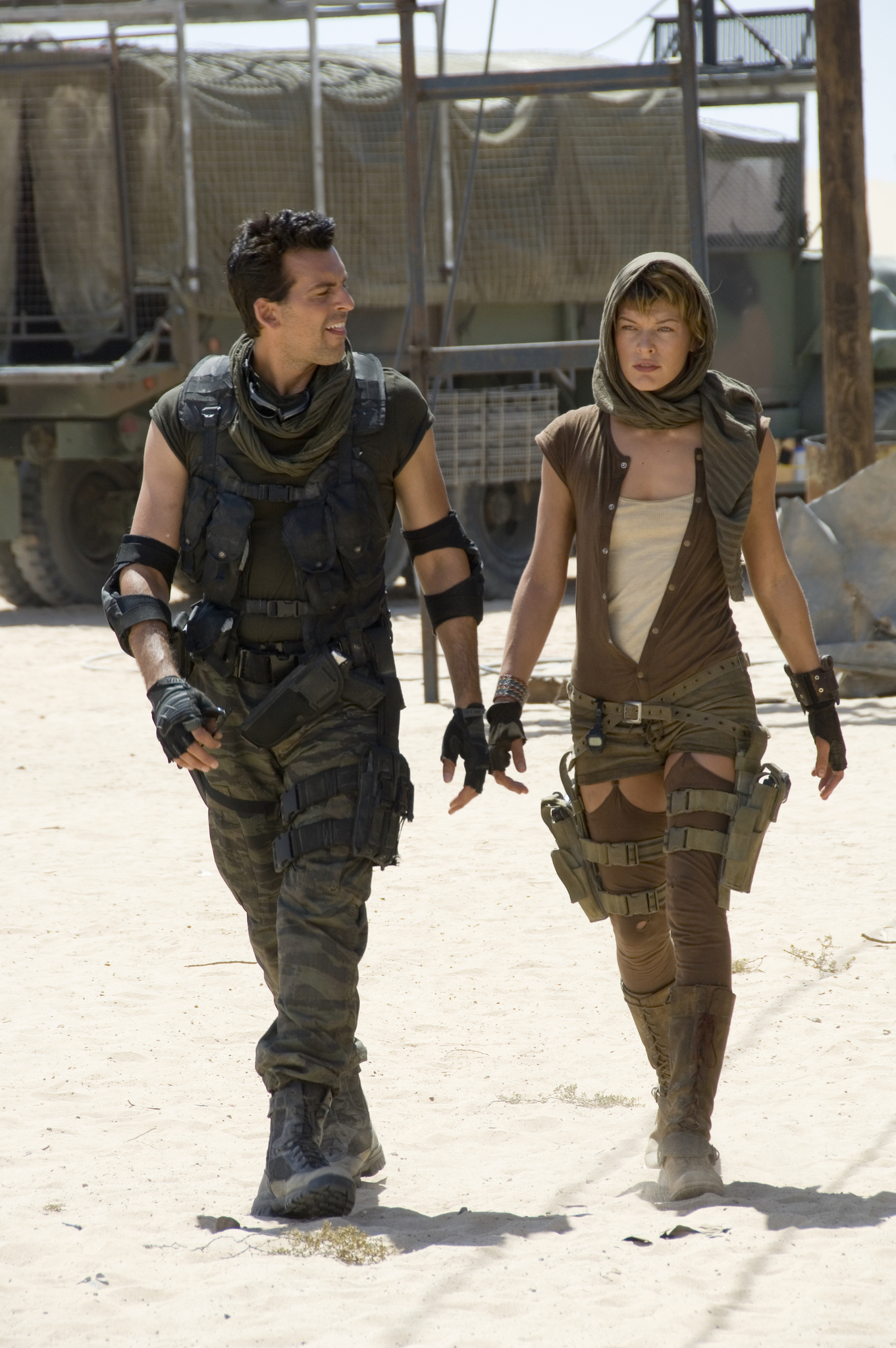 Still of Milla Jovovich and Oded Fehr in Absoliutus blogis: isnykimas (2007)