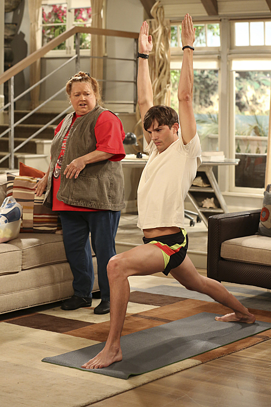 Still of Conchata Ferrell and Ashton Kutcher in Two and a Half Men (2003)