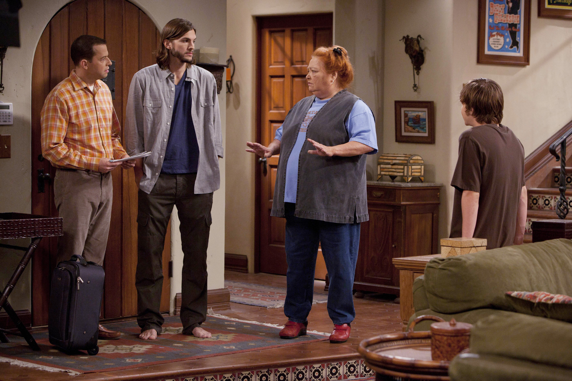 Still of Jon Cryer, Conchata Ferrell and Ashton Kutcher in Two and a Half Men (2003)