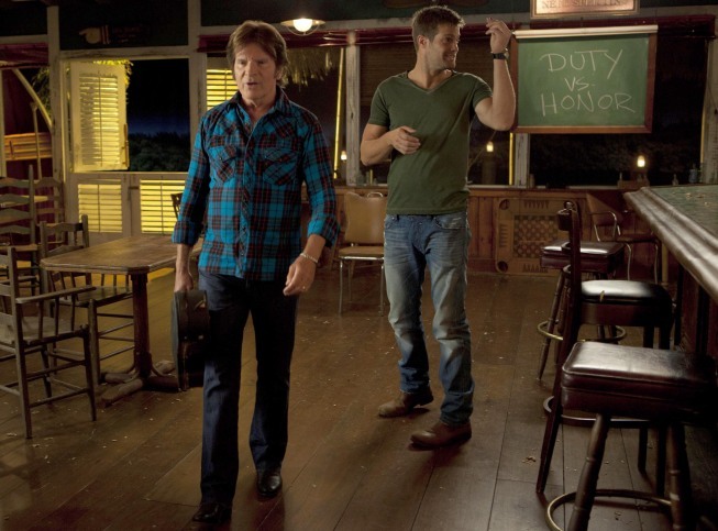 Still of John Fogerty and Geoff Stults in The Finder: An Orphan Walks Into a Bar (2012)