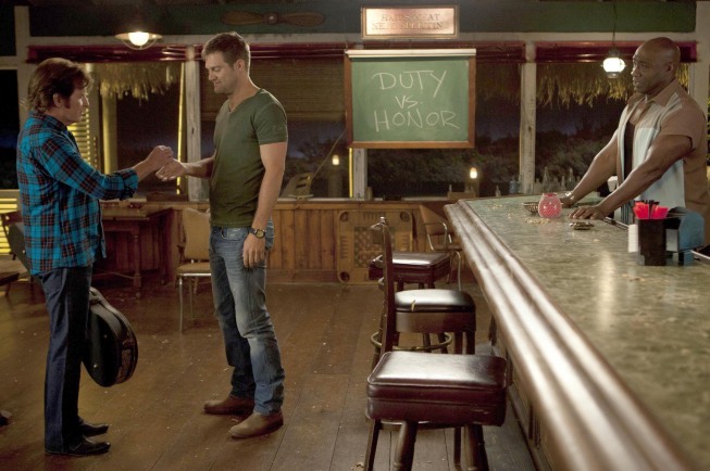 Still of Michael Clarke Duncan, John Fogerty and Geoff Stults in The Finder: An Orphan Walks Into a Bar (2012)