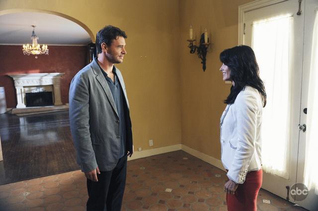 Still of Courteney Cox and Scott Foley in Cougar Town (2009)
