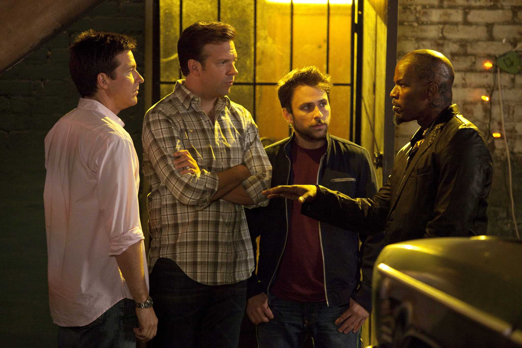 Still of Jason Bateman, Jamie Foxx, Charlie Day and Jason Sudeikis in Kaip atsikratyti boso? (2011)