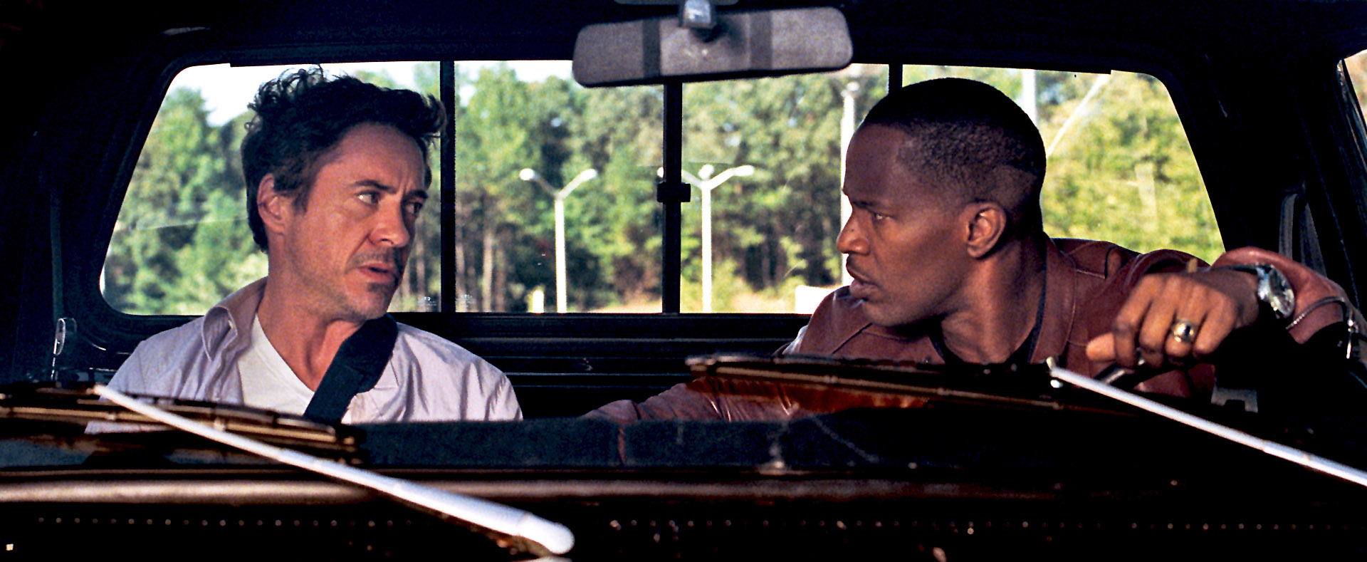 Still of Robert Downey Jr. and Jamie Foxx in Vingiuotas kelias namo (2010)