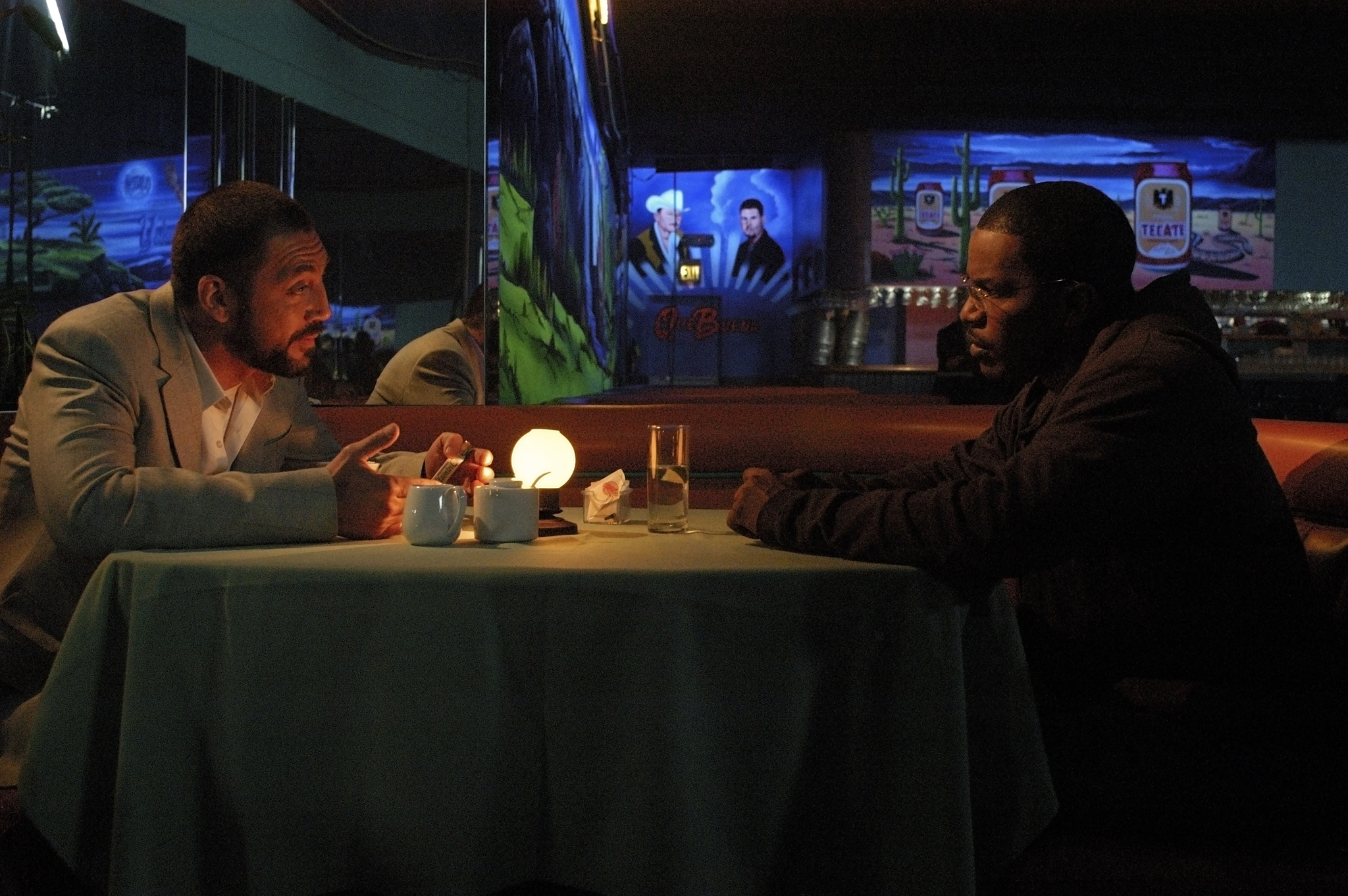 Still of Javier Bardem and Jamie Foxx in Nakties ikaitas (2004)