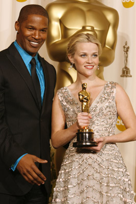 Reese Witherspoon and Jamie Foxx at event of The 78th Annual Academy Awards (2006)