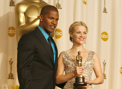 Reese Witherspoon and Jamie Foxx at event of The 78th Annual Academy Awards (2006)