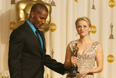 Reese Witherspoon and Jamie Foxx at event of The 78th Annual Academy Awards (2006)