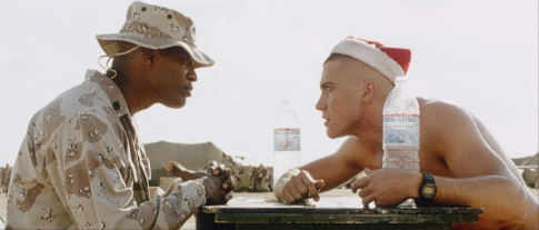 Still of Jamie Foxx and Jake Gyllenhaal in Jarhead (2005)