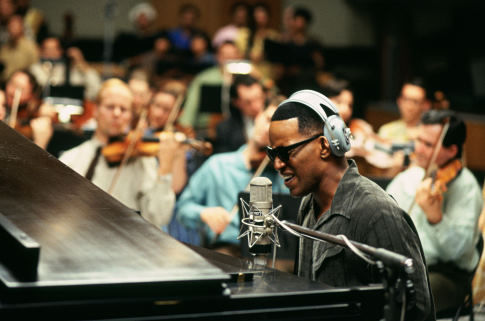 Still of Jamie Foxx in Ray (2004)