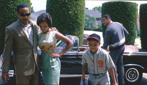 (L to r) JAMIE FOXX as American legend Ray Charles, KERRY WASHINGTON as Della Bea Robinson, TEQUAN RICHMOND. as Ray Charles, Jr. and HARRY LENNIX as manager Joe Adams in the musical biographical drama, Ray.