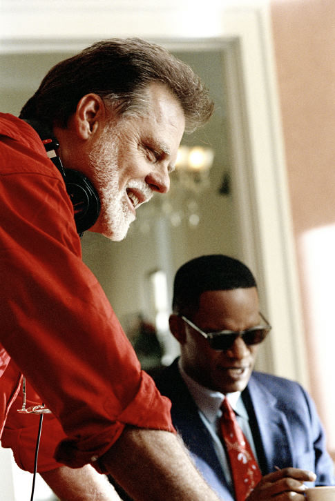 Director/producer/story writer TAYLOR HACKFORD and JAMIE FOXX (as American legend Ray Charles) on the set of the musical biographical drama, Ray.