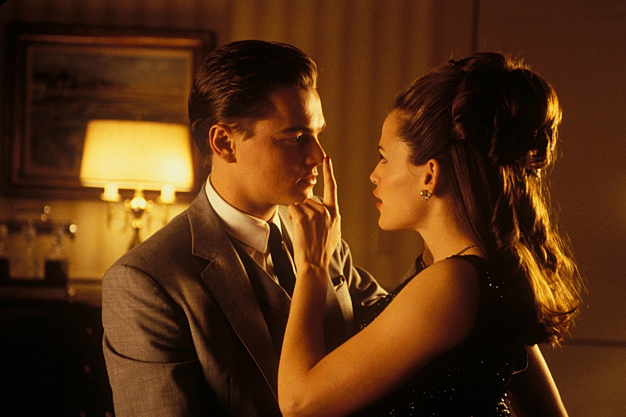 Still of Leonardo DiCaprio and Jennifer Garner in Pagauk, jei gali (2002)
